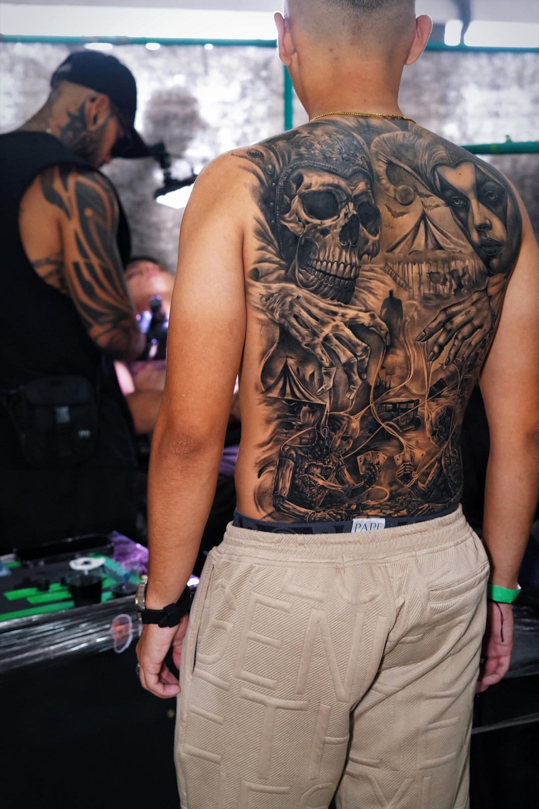 Tatuaje de espalda completa en blanco y negro de Julian Trejos